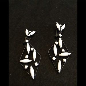 VINTAGE BLACK & WHITE GEOMETRIC EARRINGS MOD MILK GLASS JAPANNED METAL